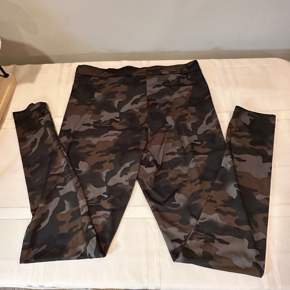 KHLOE KARDASHIAN'S  Good American Camouflage Leggings